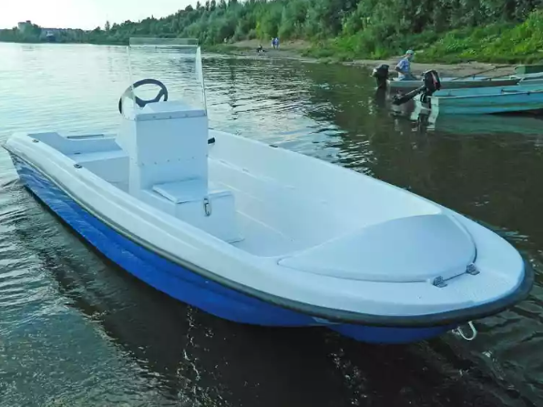 Стеклопластиковая лодка Пингвин с консолью (тримаран) в Балакове
