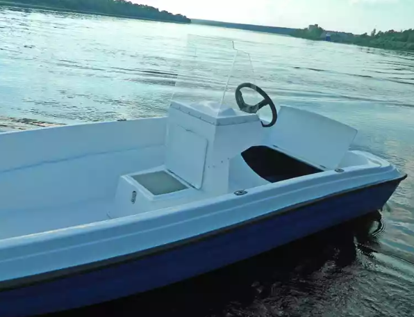 Стеклопластиковая лодка Пингвин с консолью (тримаран) в Балакове