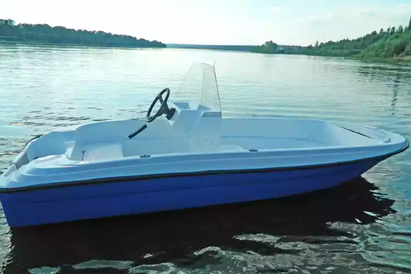 Стеклопластиковая лодка Пингвин с консолью (тримаран) в Балакове