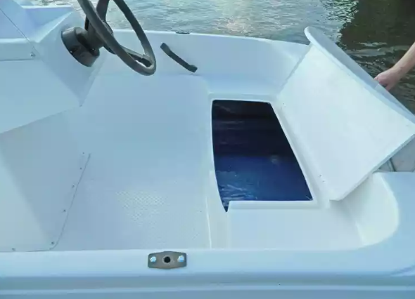 Стеклопластиковая лодка Пингвин с консолью (тримаран) в Балакове